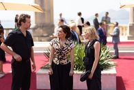 The Mallorca Files – Bei einem Unternehmertreffen arbeiten Max (Julian Looman, l.) und Miranda (Elen Rhys, r.) undercover als Security. Ihre Nachforschungen führen sie dazu, Ines Villegas (Maria Fernandez Ache, M.) zu drängen, ihnen Zugang zum Dach zu gewähren – denn sie vermuten, dass ein möglicher Komplize im Verborgenen agiert.