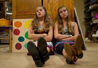 Emmas Chatroom – Emma (Sophie Karbjinski, li.) und Ally (Marny Kennedy, re.) merken, dass es nichts zu lachen gibt, wenn man im Abstellraum der Schule eingesperrt ist.