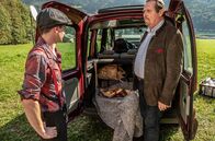 Watzmann ermittelt – Der Berufsfischer Michael Kroh wurde tot aus dem Königssee gefischt. Kommissar Benedikt Beissl (Andreas Giebel, r.) verdächtigt den umtriebigen Anderl Sollmaier (Benedikt Hösl, l.), der zum Tatzeitpunkt den Heiligen Josef aus der örtlichen Kirche entwendete.