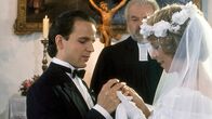 Diese Drombuschs – Chris (Mick Werup) und Tina (Marion Kracht) haben es geschafft. In der Kapelle von Schloß Kranichstein sind sie trotz vieler Widerstände getraut worden.