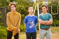 Young Sheldon – (v.l.n.r.) Connor (Joe Apollonio); Sheldon Cooper (Iain Armitage); Georgie Cooper (Montana Jordan)