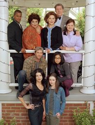 Gilmore Girls – (6. Staffel) - Ganz Stars Hollow (Im Uhrzeigersinn: Yanic Truesdale, Liz Torres, Kelly Bishop, Edward Herrmann, Melissa McCarthy, Keiko Agena, Scott Patterson) nimmt Anteil am Leben von der alleinerziehenden Mutter Lorelai (Lauren Graham, vorne l.) und ihrer Tochter Rory (Alexis Bledel, vorne r.) ...