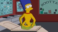 Die Simpsons – Während Homer entsetzt ist, dass Bowlingkumpel Dan Gillick für Fat Tony und die Mafia arbeitet, hat Marge sich ihre Familie verewigen lassen ...