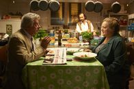 Omamamia – Kann man diesem Mann trauen? - Oma (MARIANNE SÄGEBRECHT, vorne re.) ist sich da bei Lorenzo (GIANCARLO GIANNINI, vorne li) nicht sicher.