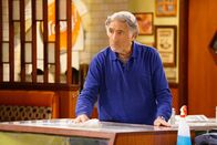 Superior Donuts – Noch ahnt Arthur (Judd Hirsch) nicht, dass die aktuelle Wohnsituation seines Angestellten Franco bald für einige Probleme sorgen wird ...