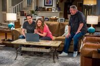Kevin Can Wait – (v.li.) Ryan Cartwright (Chale Witt), Taylor Spreitler (Kendra Gable), Gary Valentine (Kyle Gable).