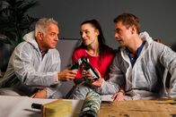 Bettys Diagnose – Prof. Dr. Alexander von Arnstett (Florian Fitz, l.), Sofia Abbas (Kiara Brunken, M.) und Lukas Hilpert (Niklas Löffler, r.)
