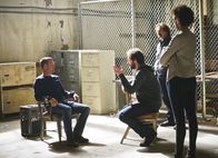 Navy CIS: L.A. – Da Psychologe Nate (Peter Cambor, 2.v.l.) sich während einer Undercover-Mission nicht bei Hetty meldet, erfährt das Team, dass dieser anscheinend mit Alisa (Judith Shekoni, r.), einer berühmt-berüchtigten Großkriminellen, gemeinsame Sache macht. Callen (Chris O'Donnell, l.) ermittelt und gerät in ihre Fänge ...