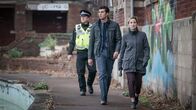 The Bay – Med (Taheen Modak, 2.v.l.) und Lisa Armstrong (Morven Christie, r.)) verfolgen eine neue Spur der vermissten Holly.