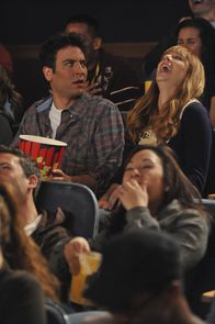 How I Met Your Mother – Als Ted (Josh Radnor, l.) und Royce (Judy Greer, r.) im Kino einen neuen Film ansehen, ist Ted entsetzt: "The Wedding Bride" erzählt seine Geschichte, als ihn seine damalige Verlobte am Tag der Hochzeit für ihren Ex-Mann sitzenließ ...