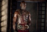 Spartacus – Hat seine Gladiatoren im Griff: Drago (Peter Mensah) ...