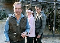 Vier Frauen und ein Todesfall – ARD VIER FRAUEN UND EIN TODESFALL FOLGE 10, "Notlügen" Uhr im ERSTEN. Siegfried Kraller (Felix Römer, l.) ist ein unguter Typ, der nicht nur seine Frau (Alexandra Maria Timmel, M.) und seinen Sohn (Robert Finster, r.) tyrannisiert, sondern auch seinen friedvollen Nachbarn und alle jene die bei diesem im Garten fernöstliche Lebenskunst erlernen wollen. Keiner trauert auch nur einen Augenblick, als Kraller, eines Morgens von einer Giftschlange aus seinem Terrarium gebissen, tot aufgefunden wird. Friedvoll beschäftigen sich derweil der Wirt Salchegger und Julies Lover, der desertierte Dorfpfarrer Raphael, mit der Vorbereitung ihres Passionsspiels. Und der Haubenkoch Franzi präsentiert seine ganz neue "Naturküche". Dass sich der Ex-Postler und Neo-Hilfspolizist Toni in Pippa verknallt hat, nötigt Julie zu einem überraschenden Bekenntnis.
