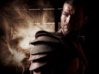 Spartacus – Aufgrund des Wortbruchs des römischen Befehlshabers Glaber, der nur nach persönlichem Ruhm strebt, weigert sich der thrakische Heeresführer Spartacus (Andy Whitfield) weiterhin für die Römer zu kämpfen. Mit fatalen Folgen ...