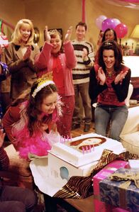 Gilmore Girls – Sookie (Melissa McCarthy, hinten 2.v.l.) und Lorelai (Lauren Graham, r.) planen eine schöne Geburtstagsparty für Rory (Alexis Bledel, vorne l.), zu der auch wirklich Rorys Freunde eingeladen werden. Wird es Rory gelingen einen Weg zu finden, zu dieser Party zu gehen, ohne damit ihre Großeltern zu kränken?