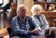 Malcolm mittendrin – Victor (Robert Loggia, l.) und Ida (Cloris Leachman, r.) werden von ihrer Tochter zur Rede gestellt.