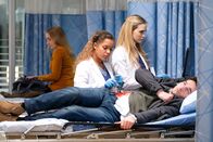The Good Doctor – (v.li.): Fiona Gubelmann (Dr. Morgan Reznick), Luke Camilleri (Jules Ventane).