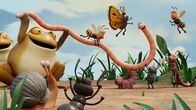 Superwurm – Superwurm unterhält seine Freunde gern mit neuen Spielen: Hier ist er als Springseil im Einsatz.