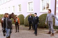 WaPo Bodensee – Paul Schott (Tim Wilde, 3.v.l.) und Nele Fehrenbach (Floriane Daniel, 2.v.r.) informieren Jenny (Giulia Goldammer, 2.v.l.) und Justus Guldenstein (Bert Tischendorf, r.) über den Tod des Bruders. Alma Bading (Despina Pajanou, l.), die langjährige Stallmeisterin des Gestüts, ist schockiert.