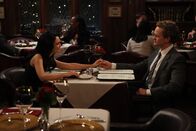 How I Met Your Mother – Sinneswandel: Nora (Nazanin Boniadi, l.) und Barney (Neil Patrick Harris, r.) ...