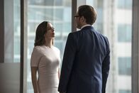 Bull – Die Hilfe der attraktiven Anwältin J.P. Nunnelly (Eliza Dushku,l.) bei der Verteidigung von Benny vor Gericht ist natürlich nicht ganz umsonst: Bull (Michael Weatherly, r.) soll sie dafür bei drei ihrer Fälle beraten ...