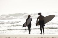 Reef Break – Cat Chambers(Poppy Montgomery, l.); Wyatt Cole (Desmond Chiam, r.)