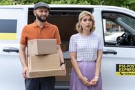 Die Rosenheim-Cops – Hannes Winklers (Steffen Wolf, l.) Paketstapel kommt ins Schwanken, als er auf Christin Lange (Sarah Thonig, r.) trifft. Dabei fällt ausgerechnet das Paket für Polizeidirektor Achtziger zu Boden.