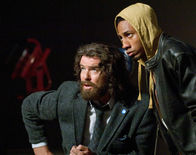 Percy Jackson - Diebe im Olymp – Niemand ahnt, dass Prof. Brunner (Pierce Brosnan, l.) ein Zentaur und Percys bester Freund Grover (Brandon T. Jackson, r.) ein Satyr ist ...