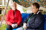 Anna und ihr Untermieter – Werner Kurtz (Ernst Stötzner, li.) tröstet Anna (Katerina Jacob, re.).