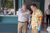 Deadly Tropics – Kommissar Alain Etcheverry (Stéphan Wojtowicz, l.) versucht seine Kollegen in dieser schwierigen Lage zu beruhigen. Darunter auch Philippe Dorian (Valentin Papoudof, r.), der völlig verzweifelt über das Verschwinden von Mélissa ist.