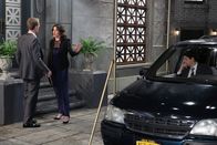 How I Met Your Mother – Um Barney (Neil Patrick Harris, l.) einen unvergesslichen Junggesellenabschied zu bescheren, haben sich die Jungs was ganz Besonderes einfallen lassen. Doch Robin (Cobie Smulders, M.) ist alles andere als begeistert davon ...