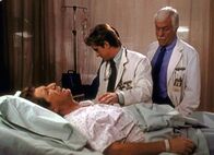 Diagnose: Mord – Mark (Dick Van Dyke, r.) und Jessie (Charlie Schlatter, M.) versuchen, dem "sterbenden" Garth Zand ein Geständnis zu entlocken ...