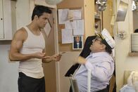 It's Always Sunny in Philadelphia – Frank (Danny Devito, r.) verkauft ein Päckchen Stoff an seinen alten Kumpel, fordert es jedoch nach kurzer Zeit wieder zurück, was sich sehr schwierig gestaltet ...