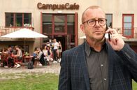 Liebe ist unberechenbar – Der menschenscheue Matheprofessor Leonard (Heino Ferch) traut sich nicht in Campuscafé.