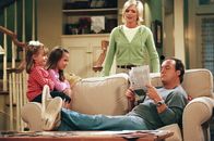Immer wieder Jim – Jim (Jim Belushi, r.) und Cheryl (Courtney Thorne-Smith, 2.v.r.) überlegen sich, ob ihre vielen aufgestellten Regeln das Familienleben mit ihren Kindern Ruby (Taylor Atelian, 2.v.l.) und Gracie (Billi Bruno, l.) negativ beeinträchtigen ...