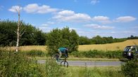 Mordsschwestern - Verbrechen ist Familiensache – Ein Mountainbiker (Komparse), den das Mordopfer nur wenige Sekunden vor seinem Tod fast umgefahren hätte, entdeckt kurz darauf die Leiche von Ingmar Petersen.