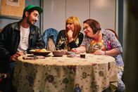 Blockbustaz – Sol (Eko Fresh, l.), Hella (Inge Maux, M.) und Madita Berger (Martina Eitner-Acheampong, r.).