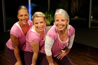 Tele-Gym – Bei Yoga-Pilates-50plus verbinden wir sehr effektive Pilates-Übungen mit energiegeladenen Yoga-Asanas und ganz klassischen Dehnübungen zu fließenden Bewegungseinheiten. Diese Verbindung ermöglicht ein dynamisches kraftvolles Training für Körper, Geist und Seele.