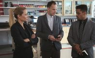 Elementary – (v.l.n.r.) Dr. Joan Watson (Lucy Liu); Sherlock Holmes (Jonny Lee Miller); Detective Marcus Bell (Jon Michael Hill)