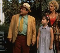 Matilda – Ahnen nicht, welch ein Genie ihre Tochter (Mara Wilson, M.) ist: Harry (Danny DeVito, l.) und Zinnia Wurmwald (Rhea Perlman, r.) ...