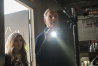 Navy CIS – Ellie Bishop (Emily Wickersham, l.); Leroy Jethro Gibbs (Mark Harmon, r.)