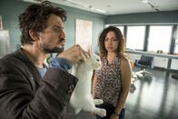 Einstein – Kirsten (Haley Louise Jones, r.) kann es nicht glauben, aber mit einem kleinen Kaninchen will Einstein (Tom Beck, l.) die giftige Otter anlocken ...