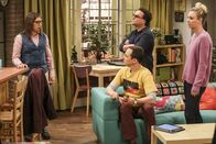 The Big Bang Theory – Geraten Amy (Mayim Bialik, l.), Sheldon (Jim Parsons, 2.v.l.), Leonard (Johnny Galecki, 2.v.r.) und Penny (Kaley Cuoco, r.) wegen der Wahl des Präsidenten der Mietervereinigung ihres Hauses aneinander?