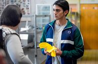 Almania – Damit er bei als erfahrener Mann punkten kann, ist Osman (Mido Kotaini) dem obskuren Rat gefolgt, sich beim Kantinenpersonal umzusehen …