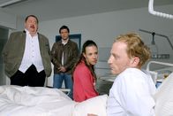 Die Rosenheim-Cops – Wer könnte Interesse am Tod seiner Fraundin Janina (Natalie Renaud-Claus) haben? Gemeinsam mit den beiden Cops Hofer (Joseph Hannesschläger, l.) und Lind (Tom Mikulla, 2.v.l.) stehen Sigi Retzer (Martin Rother) und Janina vor einem Rätsel.