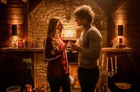 Sturm der Liebe – Rosalie (Natalie Alison, l.) trifft sich erneut mit Raphael (Jakob Graf, r.).