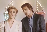 Diagnose: Mord – Steve (Barry Van Dyke, r.) unterhält sich mit Samantha (Glynis Barber, l.), der Erbin der Eisfirma.