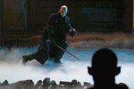 The Strain – Quinlan (Rupert Penry-Jones) handelt mit den Ältesten einen Deal aus, der anders endet, als erhofft ...