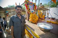 Wilde Wege – Lkw-Fahrer Babu Singh am Schrein „Bullet Baba“, wo Gläubige einem Motorrad huldigen