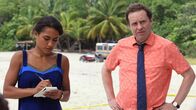 Death in Paradise – Florence Cassell (Joséphine Jobert) und DI Jack Mooney (Ardal O'Hanlon) nehmen die neusten Information zum Mord auf.