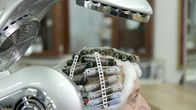 Das war dann mal weg – Die Dauerwelle gehörte einst zu dem Standardprogramm eines jeden Friseursalons. Heute sind die künstlichen Locken nicht mehr im Trend.